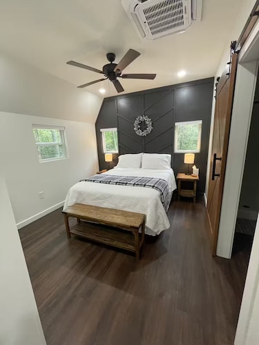 Cozy Tiny Home tucked in the woods w/ firepit

