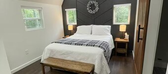 Cozy Tiny Home tucked in the woods w/ firepit

