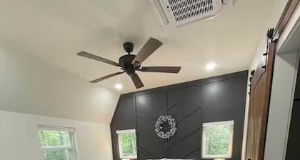 Cozy Tiny Home tucked in the woods w/ firepit