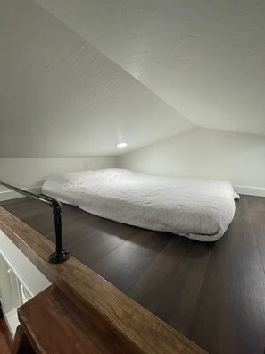 2 bedrooms, iron/ironing board, travel cot, free WiFi