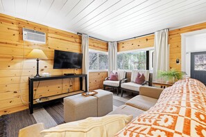 Living area - The Ingersol Mine Cabin (Keystone)