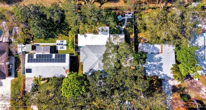 Cozy and Quiet Dog-Friendly Retreat, Perfectly Located Near Madeira Beach.