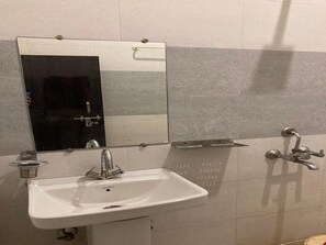 تجهيزات دش، مناشف، صابون، ورق حمّام