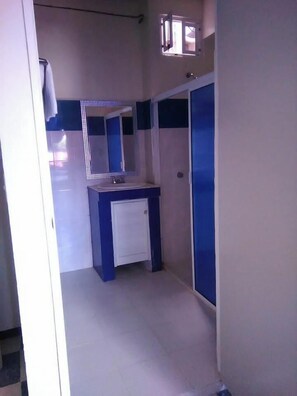 Bathtub, free toiletries, towels, soap - HOTEL MARINA CAMPECHE (Campeche)