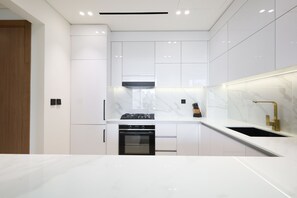 Fridge, microwave, oven, dishwasher - Luxury 1 Bed in Binghatti Lavender (Dubai)