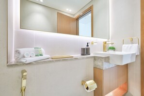 Douche, séchoir à cheveux, serviettes fournies