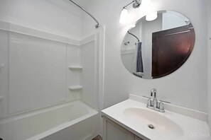 Douche, séchoir à cheveux, serviettes fournies