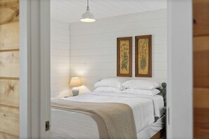 3 bedrooms, iron/ironing board, WiFi, bed sheets - The Oak Grove Cabin (Keystone)