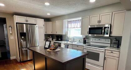 Just like home w Pool & Pool table