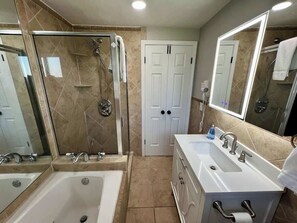 Shower, hair dryer, towels - Just like home w Pool & Pool table (Milford)