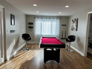 Game room - Just like home w Pool & Pool table (Milford)