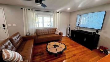 Télévision, livres, chaîne hi-fi, espaces bureaux