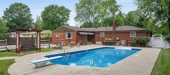 Just like home w Pool & Pool table