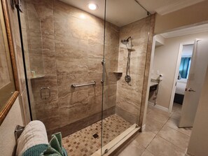 Hiustenkuivaaja, pyyhkeet, saippua, sampoo