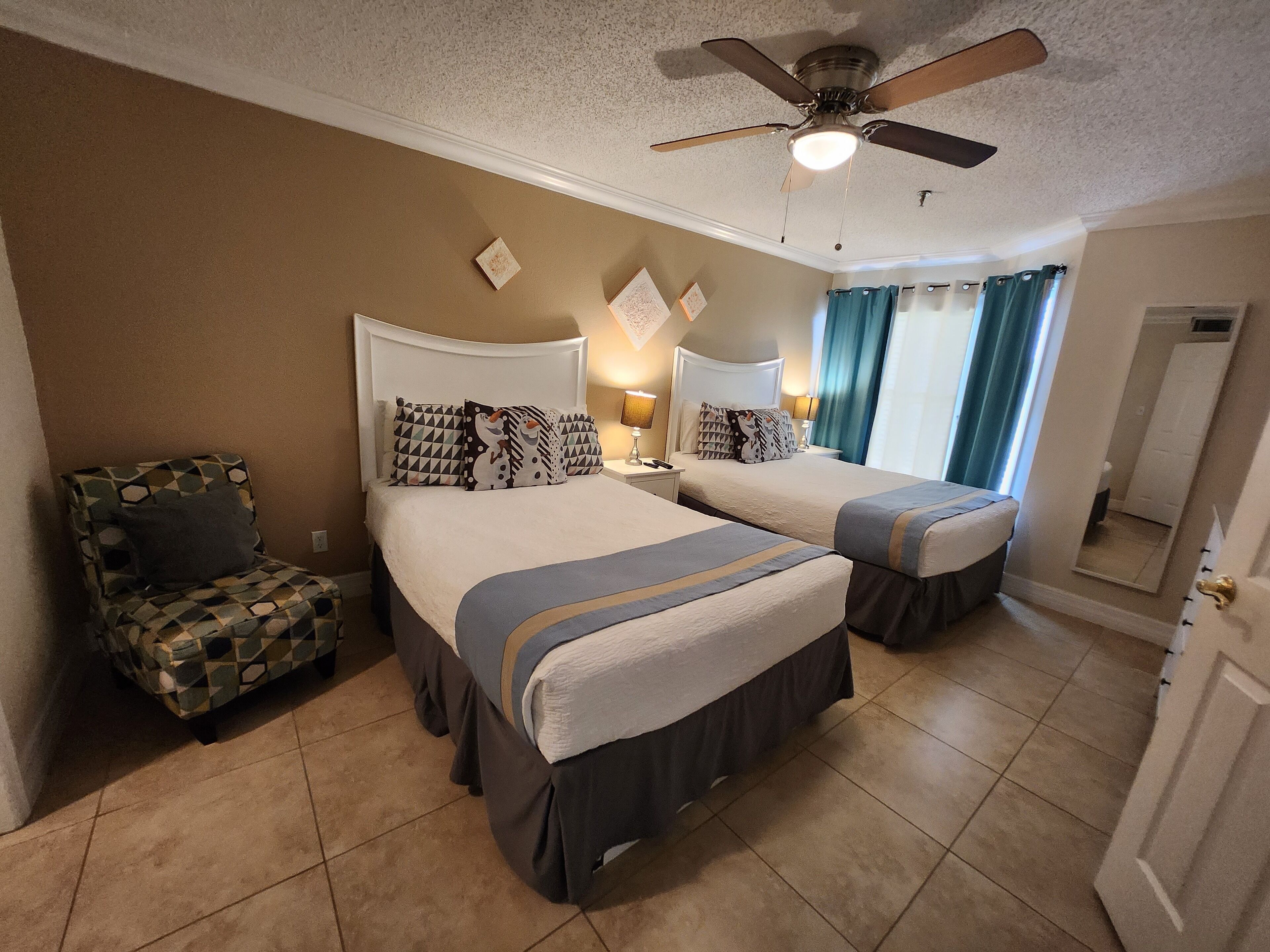 1 habitación, escritorio, tabla de planchar con plancha y cuna de viaje 