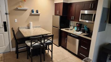 Fridge, microwave, stovetop, dishwasher