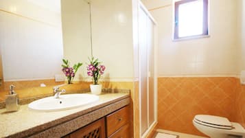 Secador de cabelo, toalhas de banho, sabonete, papel higiênico