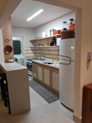 Microondas, horno, placa de cocina