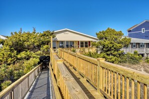 Property grounds - Ocean Front Family Beach House on West End Holden Beach 4BR/3BA (Holden Beach)