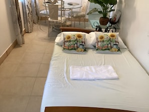 1 Schlafzimmer, Schreibtisch, Bügeleisen/Bügelbrett, Reisekinderbett
