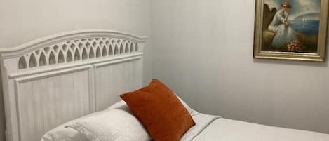 1 chambre, bureau, fer et planche Ă repasser, lit parapluie