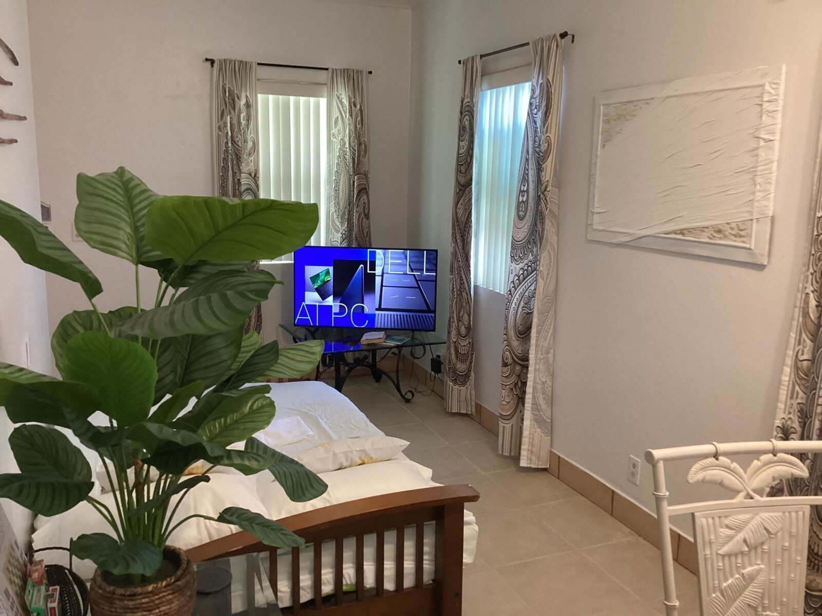 1 dormitorio, escritorio, tabla de planchar con plancha y cuna de viaje