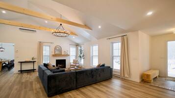 Televisie, een open haard en tafelvoetbal