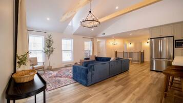 Televisie, een open haard en tafelvoetbal