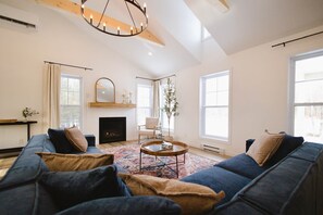 Televisión, chimenea y futbolito 