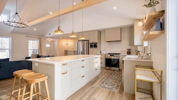 Een koelkast, een microgolfoven, een oven, een kookplaat