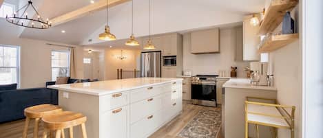 Geladeira, micro-ondas, fogão, cooktop