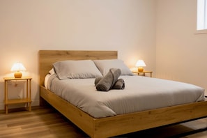 7 bedrooms, travel crib, WiFi, bed sheets