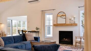 Televisio, takka, pöytäjalkapallopöytä