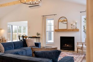 Televisio, takka, pöytäjalkapallopöytä