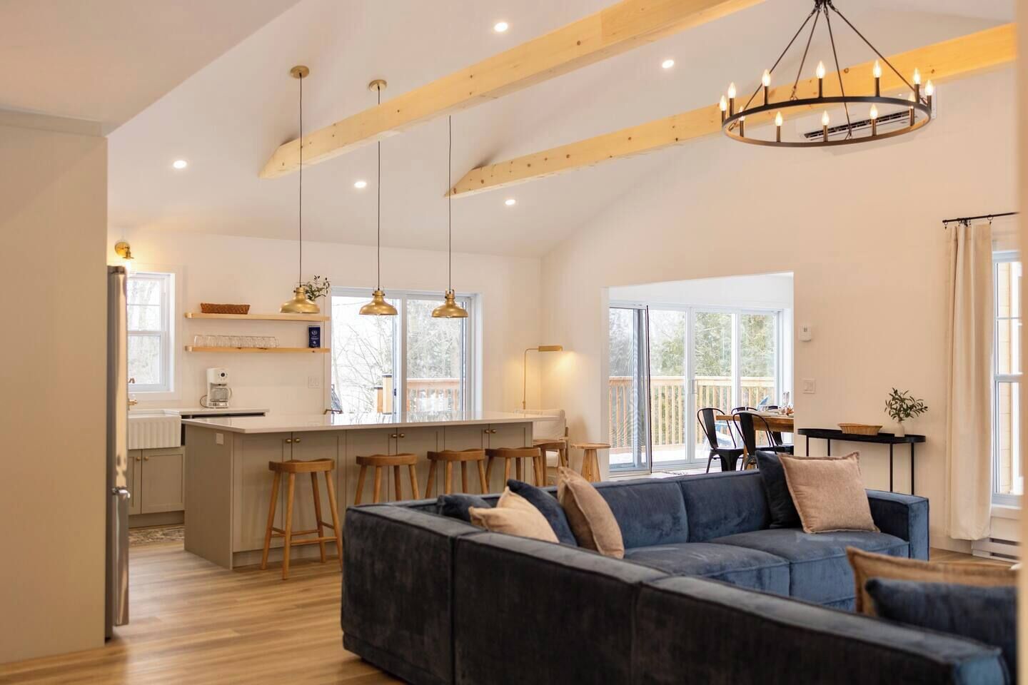 Télévision, cheminée, baby-foot