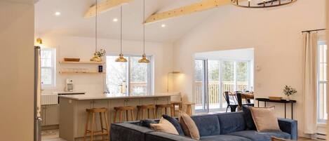 Televisio, takka, pöytäjalkapallopöytä