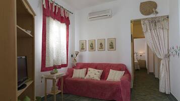 Villa, 2 Bedrooms, Smoking, Balcony | Living area