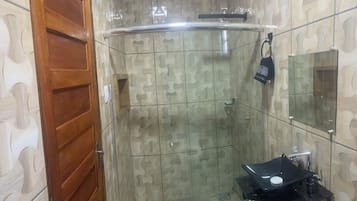 Doccia, asciugamani, sapone, carta igienica