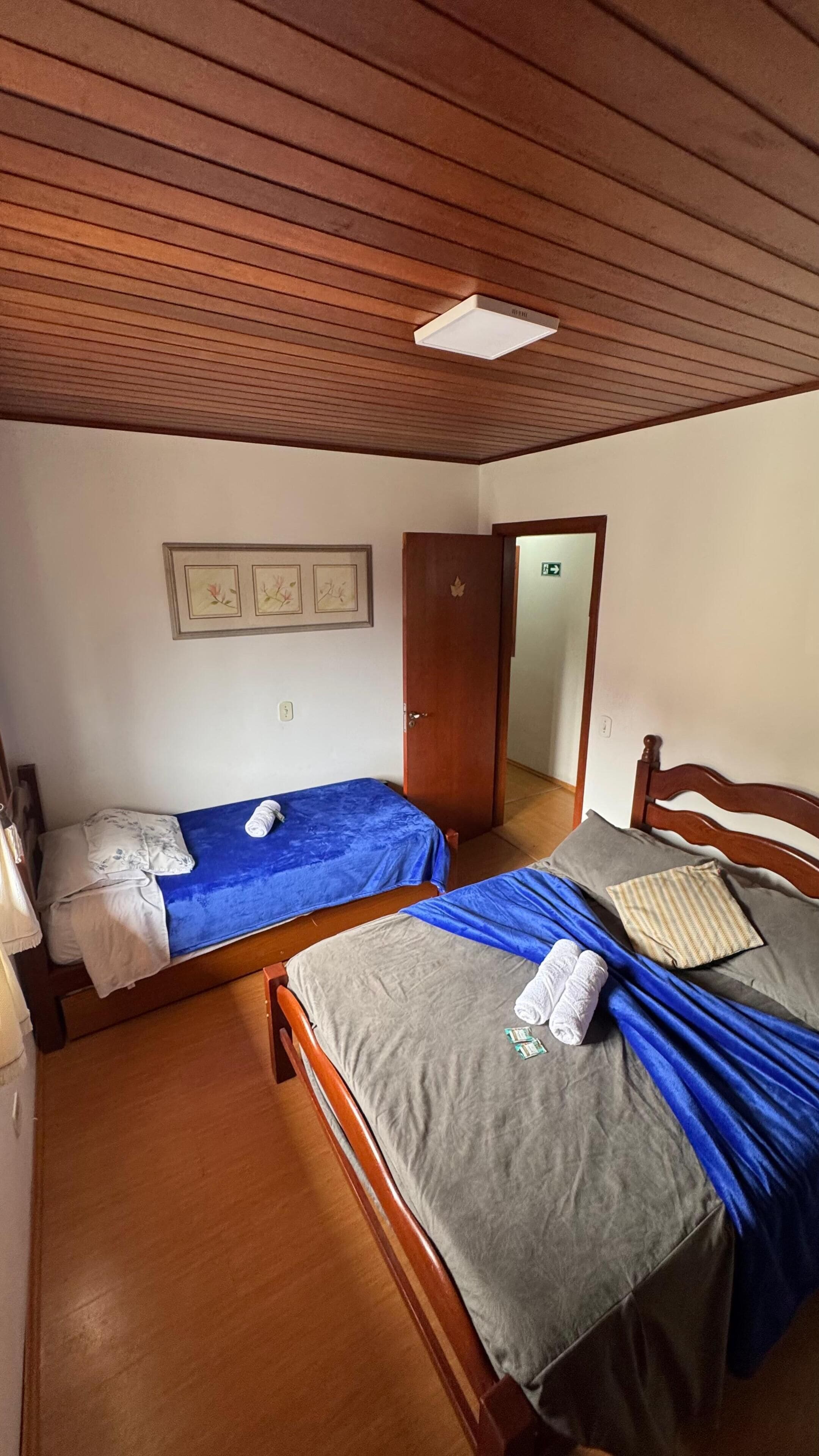 Quarto triplo conforto, para não fumantes, banheiro privativo | Escrivaninha, Wi-Fi de cortesia