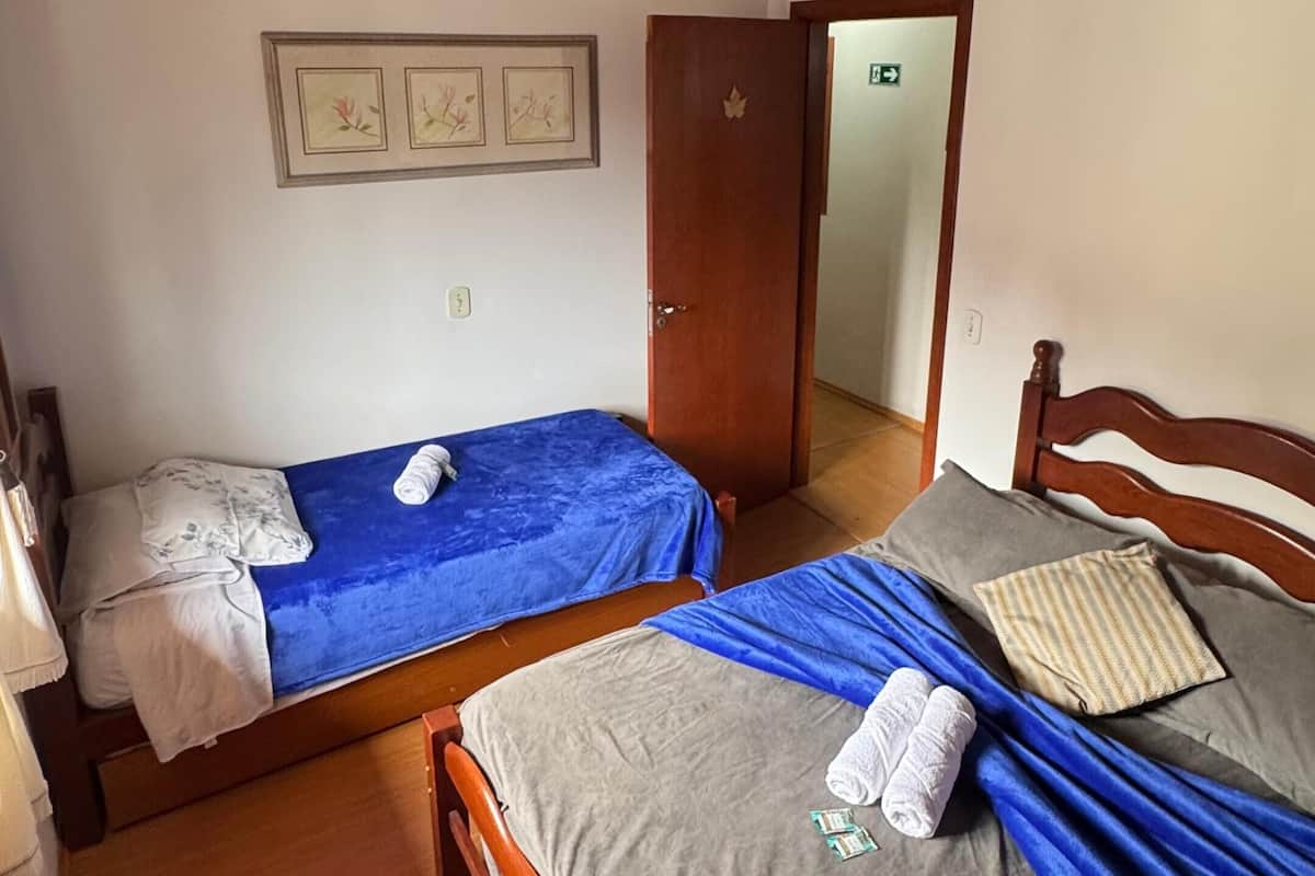 Comfort Triple Room, Non Smoking, Private Bathroom | Meja, Wi-fi percuma