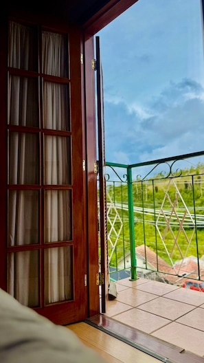 Suíte luxo, vista para a montanha | Escrivaninha, Wi-Fi de cortesia