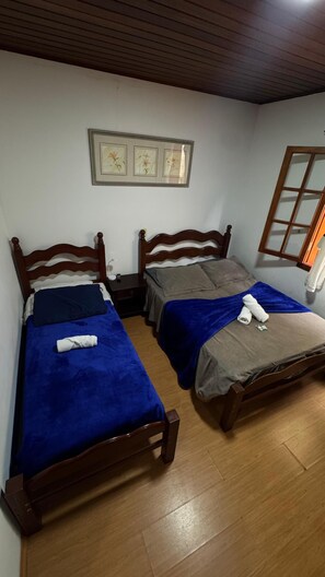 Comfort driepersoonskamer, niet-roken, privébadkamer | Een bureau, gratis wifi