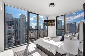 2 bedrooms, desk, iron/ironing board, travel crib - Experience Miami: Modern 2 Bed Near Biscayne Blvd (Miami)