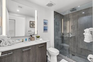 Dusche, Haartrockner, Handtücher, Seife