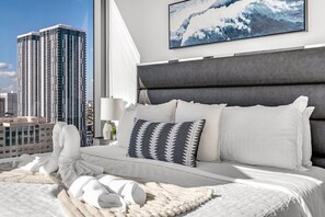 2 bedrooms, desk, iron/ironing board, travel crib - Experience Miami: Modern 2 Bed Near Biscayne Blvd (Miami)