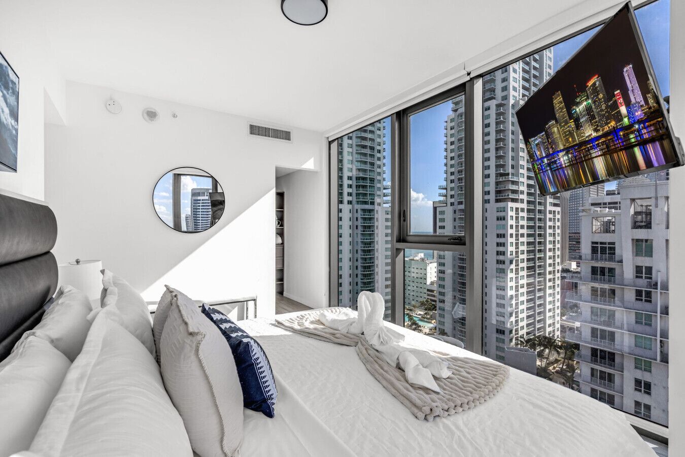 2 habitaciones, escritorio y tabla de planchar con plancha 