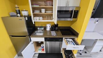 Kühlschrank, Mikrowelle, Herdplatte, Geschirrspüler