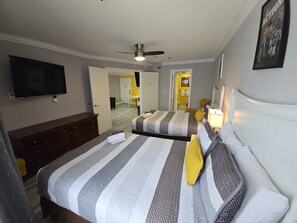 1 dormitorio, escritorio, tabla de planchar con plancha y cuna de viaje