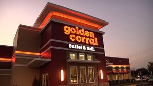 El exterior del restaurante Golden Coral con un letrero de Buffet y Parrilla.