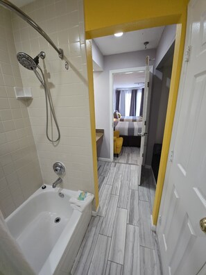 Secador de pelo, toallas, jabón y papel higiénico